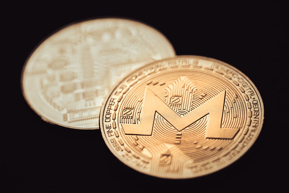 Zwei goldene Monero (XMR) Münzen