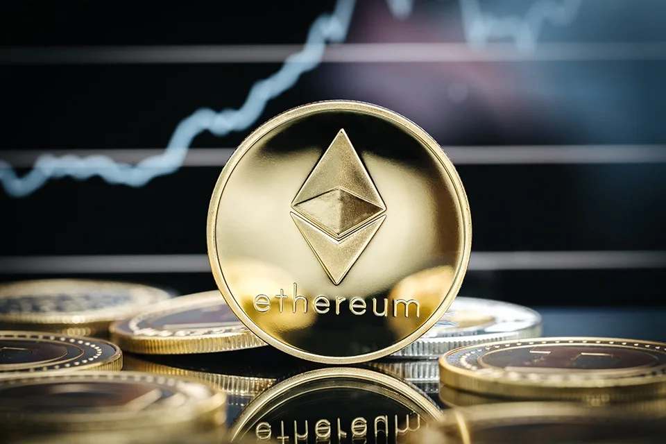 Ethereum-Münzen mit Chart im Hintergrund