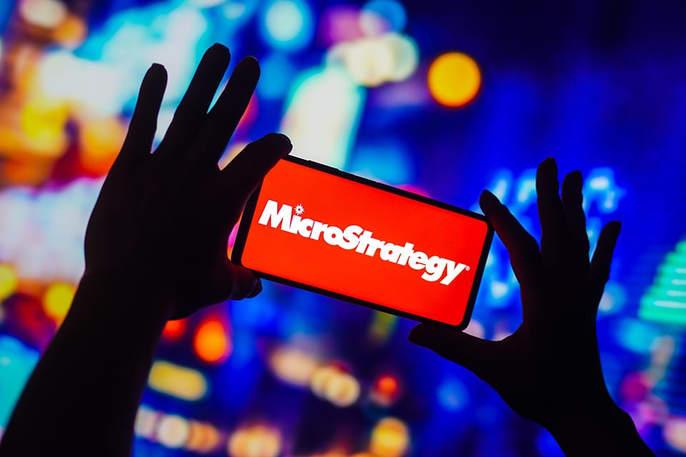 MicroStrategy Logo auf einem Smartphone