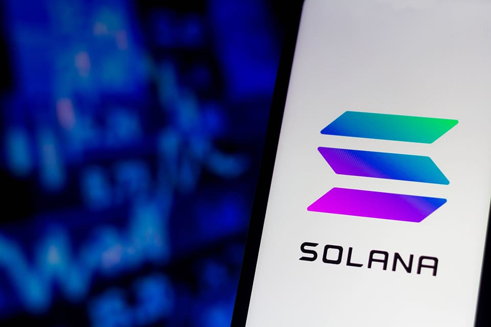 Solana Logo auf einem Smartphone-Display