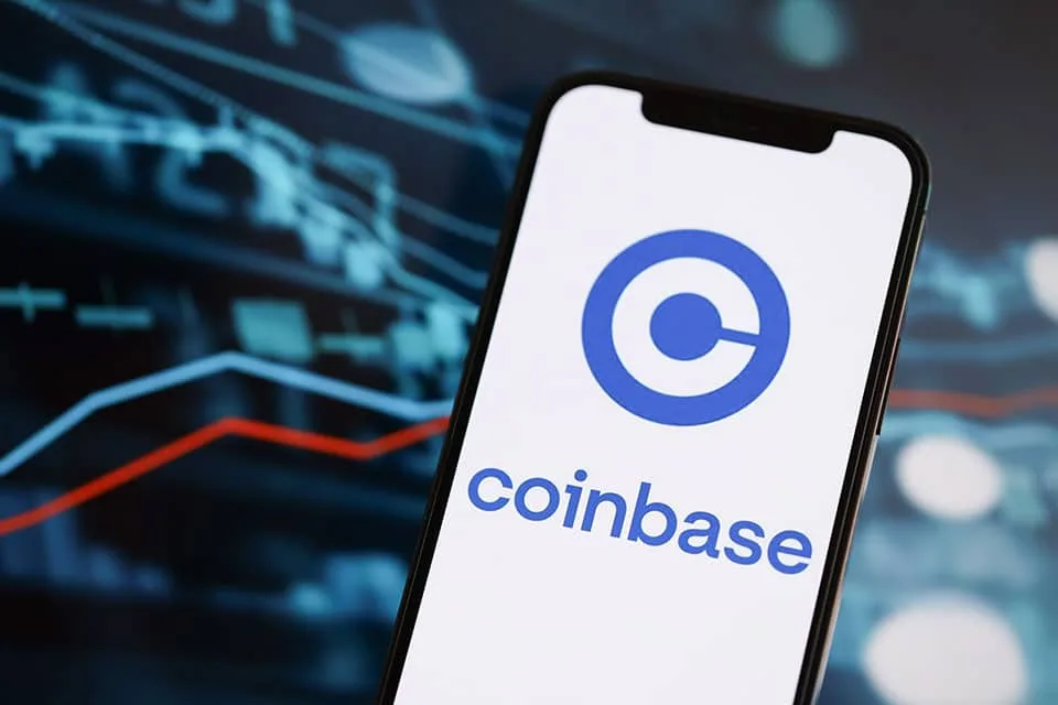 Coinbase-Logo vor Aktienchart