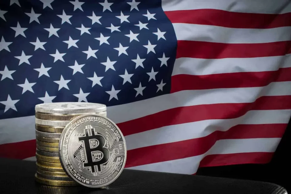 Bitcoin-Münzen mit US-Flagge im Hintergrund