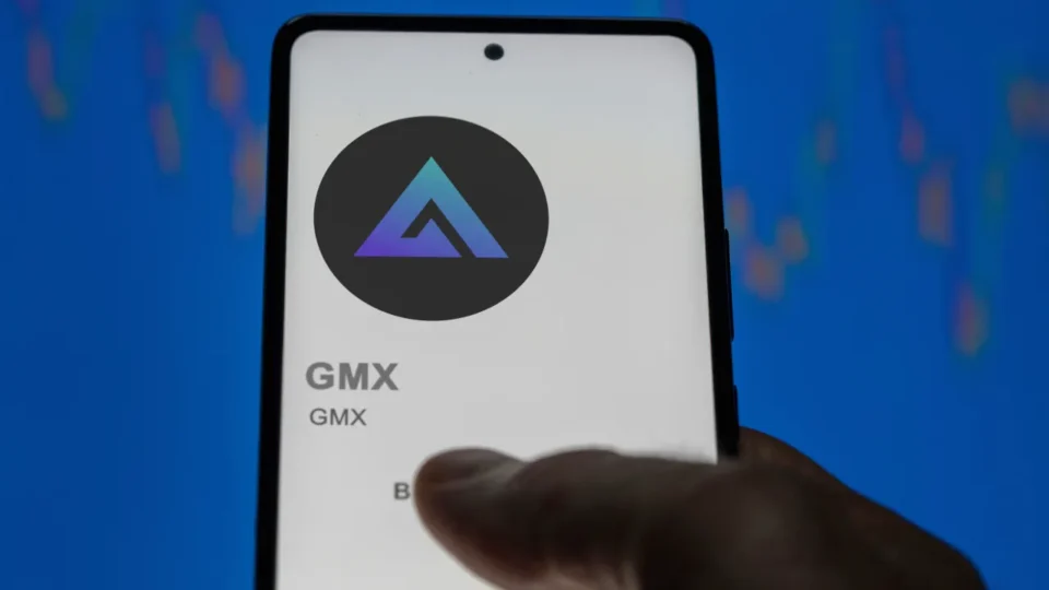 Das Logo von GMX auf einem Handy