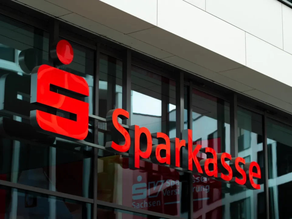 Front einer Filiale der Sparkasse