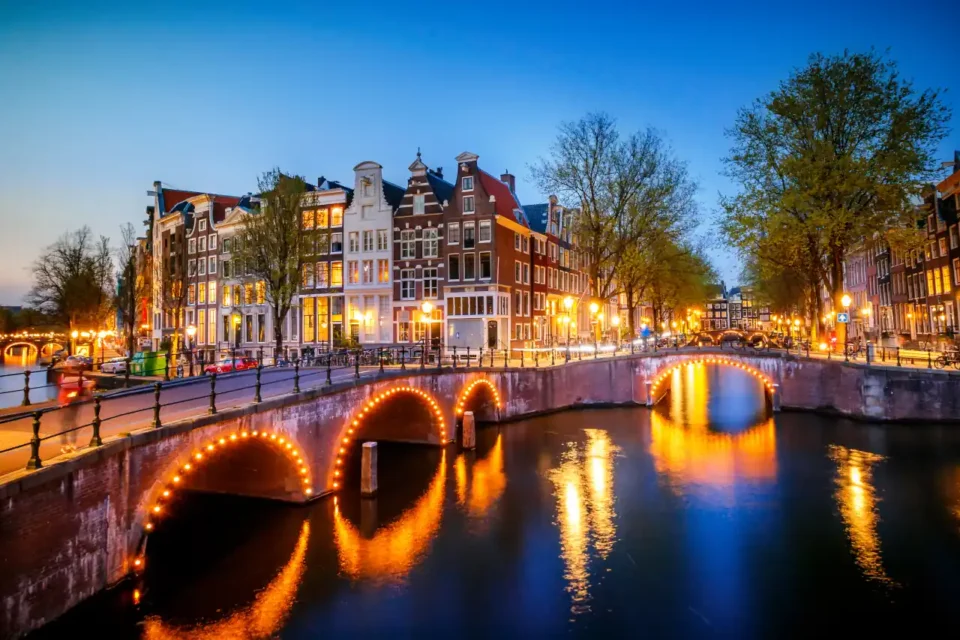 Bitcoin Amsterdam 2025: Wir verlosen drei Tickets zur Konferenz Amsterdam bei Nacht