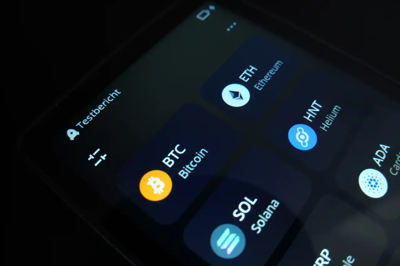 Das Hardware-Wallet Keystone 3 Pro mit Touchscreen aus dem Testbericht von Bitcoin-Kurier